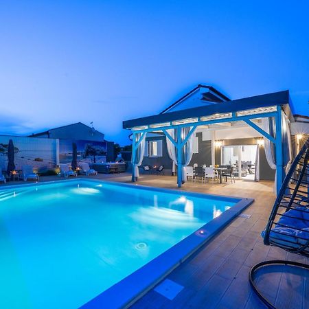 Villa Beauty With Heated Pool And Jacuzzi 坎法奈尔 外观 照片
